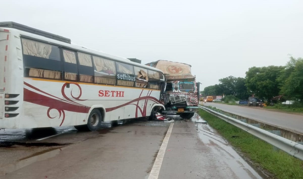 Tourist bus and collision on highway in Varanasi and car hit from behind four people injured