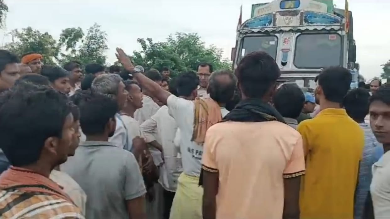 Youth strangled to death in Darbhanga, dead body recovered from tempo a short distance from home; 3 in custody