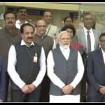 पीएम मोदी वैज्ञानिकों से मिले
