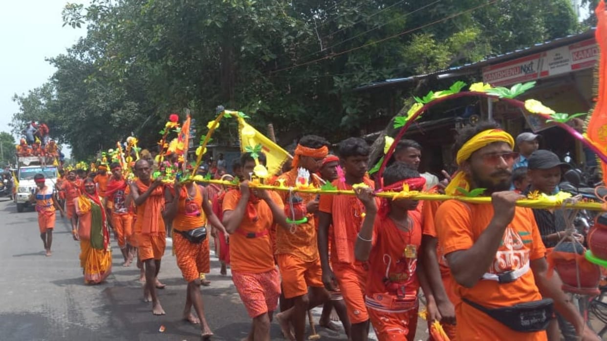 701 feet Kanwar Yatra taken out with fanfare in Nalanda; Length is increased by 50 feet every year