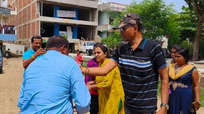Bihar News: Engineer in LIC office was publicly beaten by his wife with slippers, love affair, girlfriend