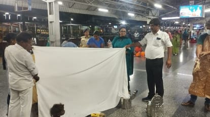 The woman was moaning due to labor pain on the platform at night, RPF jawans provided safe delivery