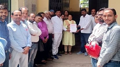 Dharna in Aligarh for the demand of old pension