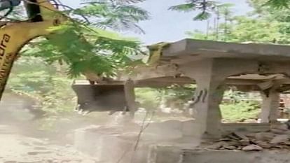 Indore News: अधिकारियों ने मंदिर हटाने के लिए नोटिस दिया, पार्षद ने कहा- पहले मजार हटाएं Officials gave notice to remove the temple, the councilor said - remove the tomb first