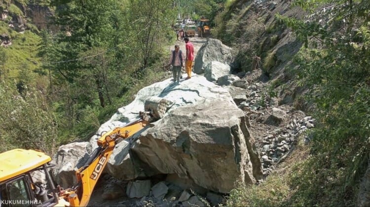 Kullu Pandoh Bajaura kamand road Blocked from three days  Hundreds Of Vehicles Stuck