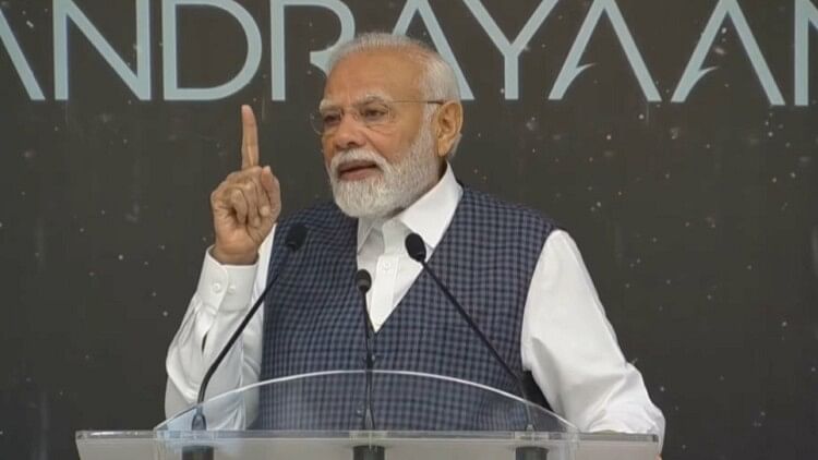 PM Modi @ ISRO: चंद्रयान-2 के पदचिह्नों वाली जगह को ‘तिरंगा’ पॉइंट कहा जाएगा; जानिए पीएम मोदी के बड़े एलान