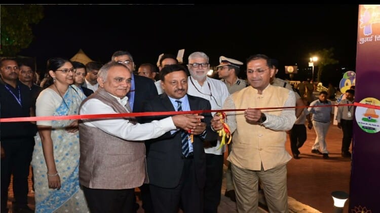 रायपुर में मतदाता महोत्सव प्रदर्शनी: मुख्य निर्वाचन आयुक्त  ने किया शुभारंभ, दिख रही वोटिंग की झलकियां