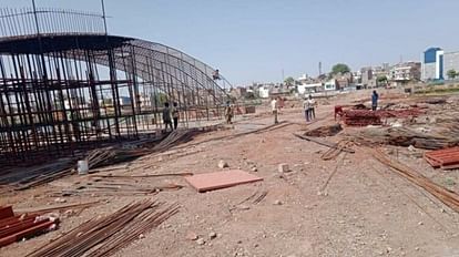 Ujjain: महाकाल के पीछे बन रहे पैदल पुल का निर्माण फिर रुका, बारिश बन रही बाधा, अब सितंबर में होगा लोकार्पण Ujjain: The construction of the pedestrian bridge behind Mahakal stopped again, rain is becoming a hindrance