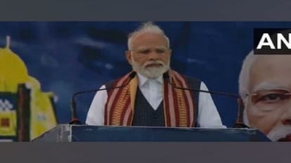 Delhi: पीएम मोदी के संबोधन के दौरान बेहोश हुआ शख्स, प्रधानमंत्री मोदी बोले- मेरी टीम जाकर उसे देखे Man faints during PM s address in Delhi Modi sends medical team
