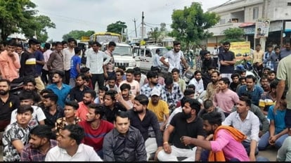 Sehore News : अंध गति से दौड़ रही बस ने बाइक सवार युवक को रौंदा, आक्रोशित ग्रामीणों ने लगाया जाम