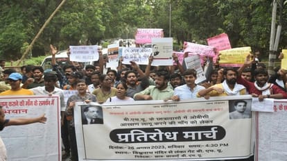 Demand for implementation of OBC reservation in BHU hostels students take out protest march