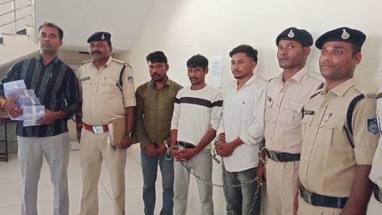 Burhanpur Crime Three people arrested for supplying illegal weapons 20 pistols seized
