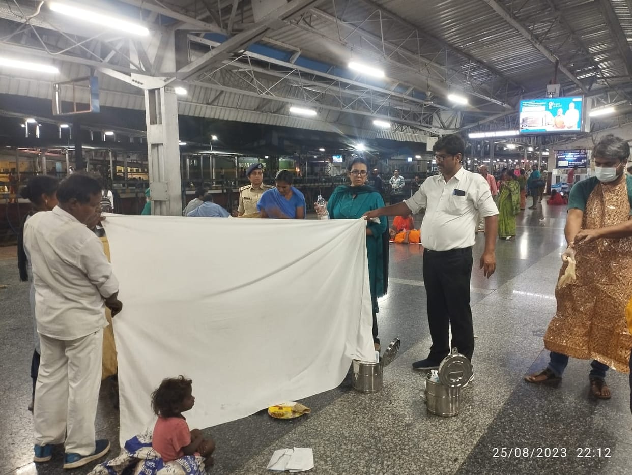 The woman was moaning due to labor pain on the platform at night, RPF jawans provided safe delivery