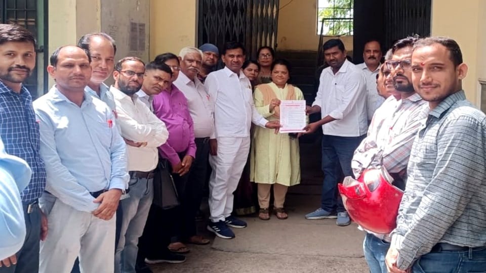 Dharna in Aligarh for the demand of old pension
