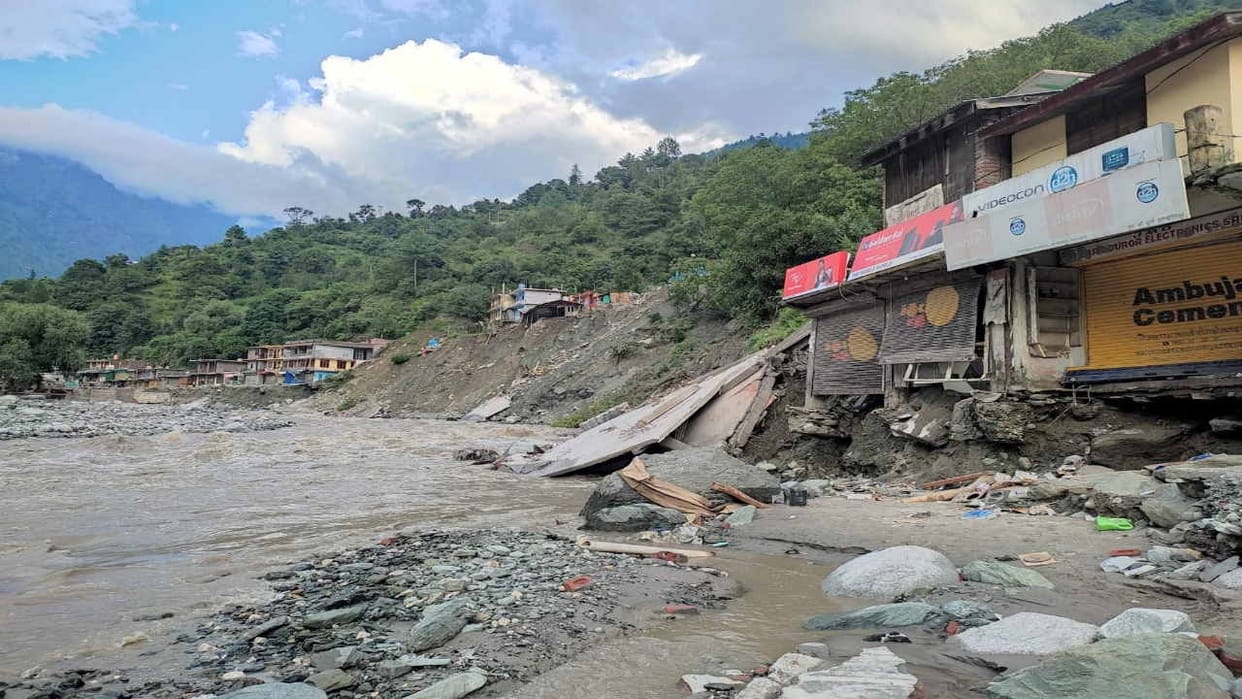 Kullu News: Roads broken, 500 rupees have to be paid for delivering gas cylinders on mules