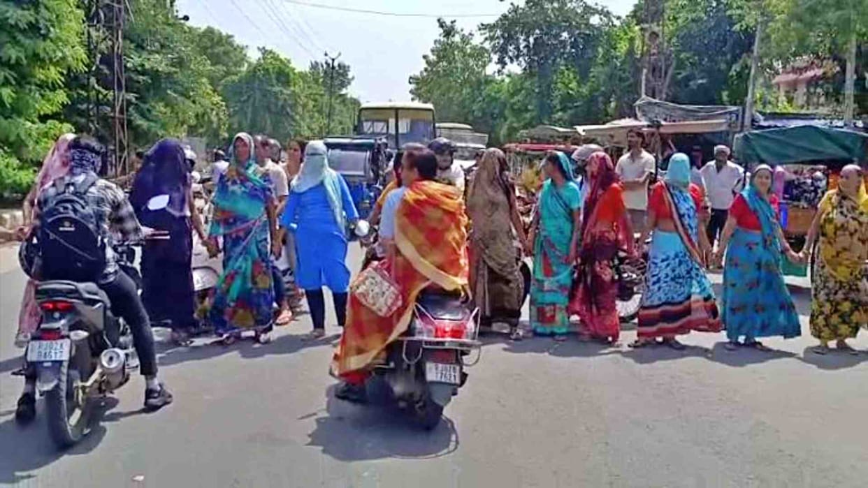 Troubled by the shortage of water in Alwar, women put a jam