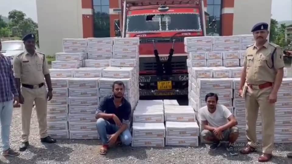 Two smugglers arrested with 400 cases of illegal liquor in Mahasamund