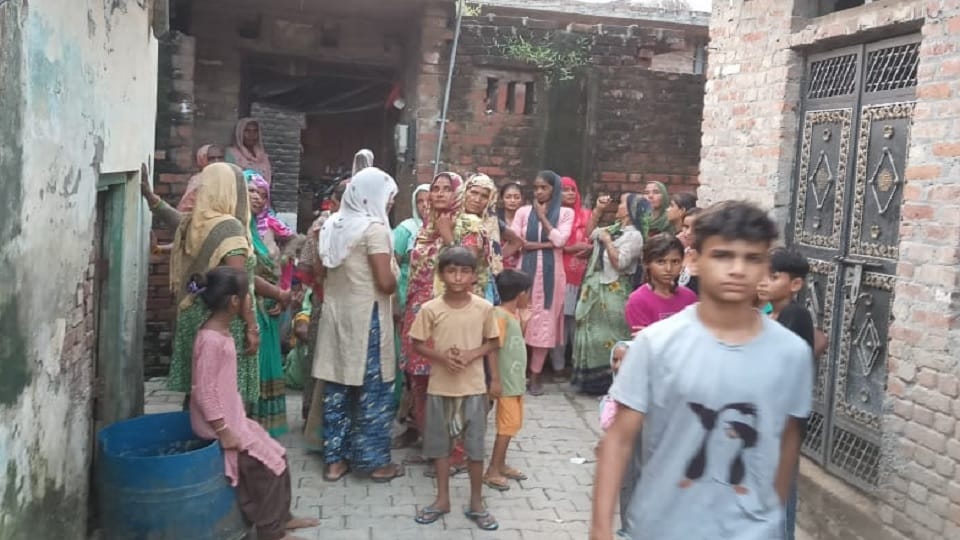 Moradabad: Somveer reached the village after killing his wife, surrendered to the police