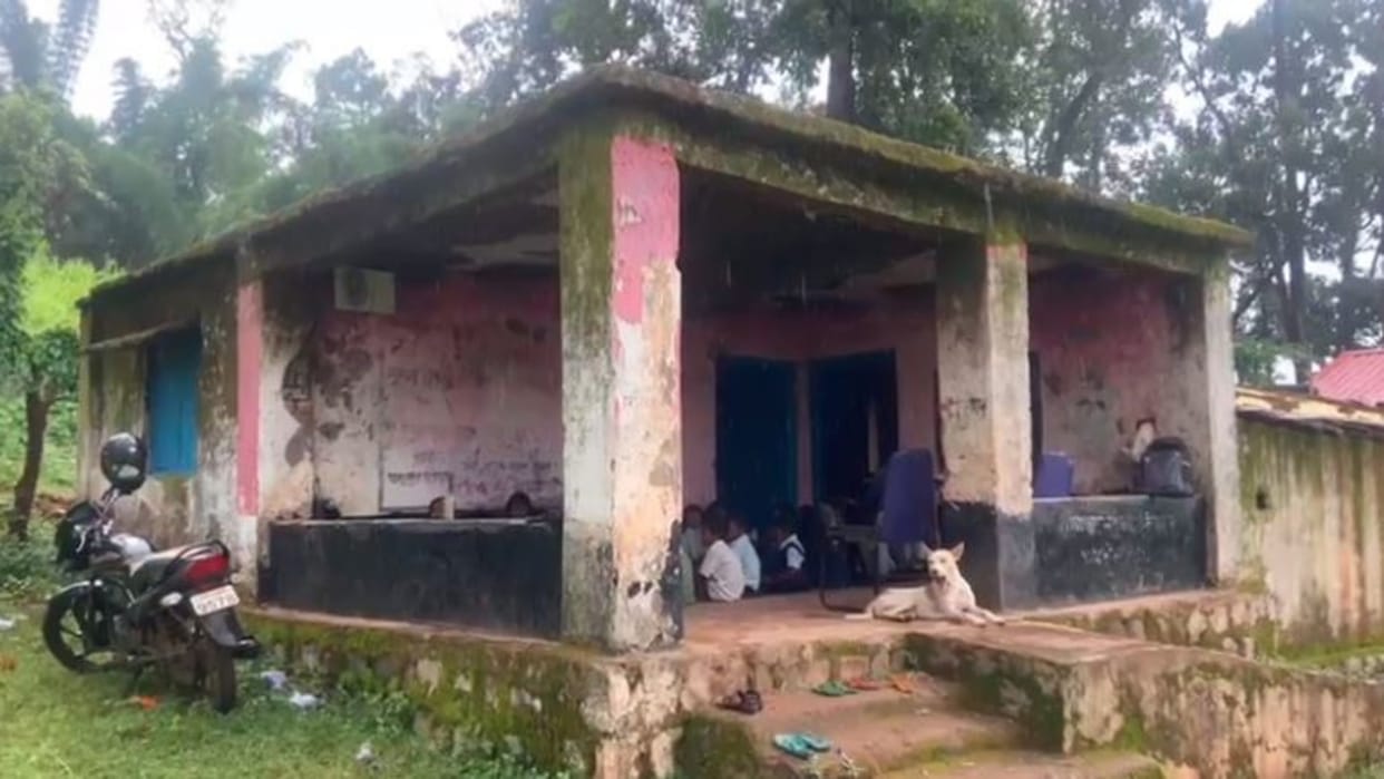 MP News Children studying in dilapidated government school of Dindori