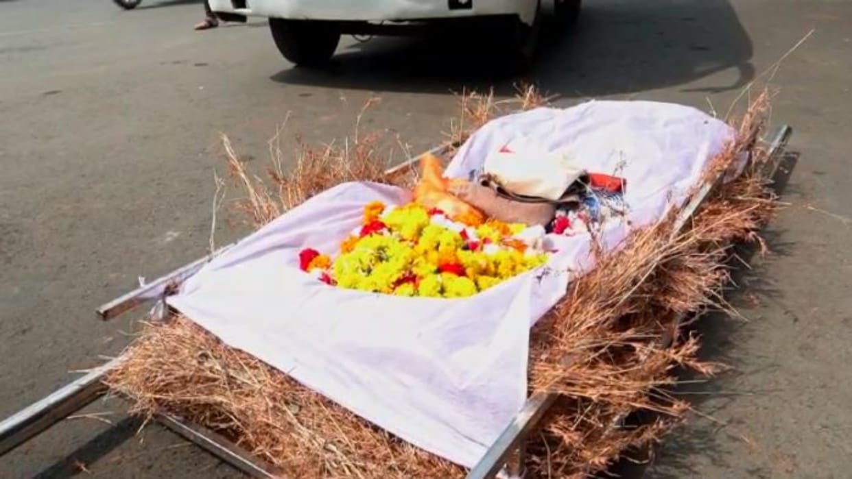 MP News Dead body of a young man taken alive for the wish of rain in Mandsaur