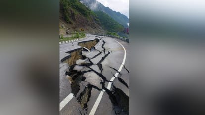 Kullu Pandoh Bajaura kamand road Blocked from three days  Hundreds Of Vehicles Stuck