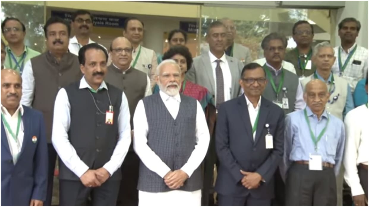 PM Modi meeting with Isro scientist in Bengaluru After success of Chandrayaan 3 News update