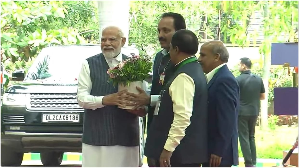 Chandrayaan Politics continues on PM Modi Bangalore visit Scientists expressed gratitude to Prime Minister