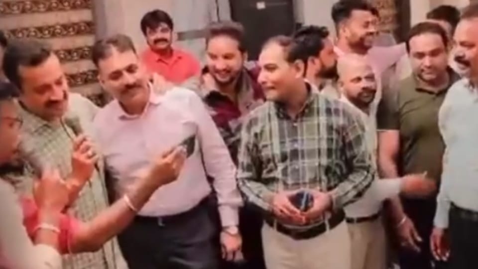 Five inspectors of Amritsar Commissionerate Police sent to line after viral video