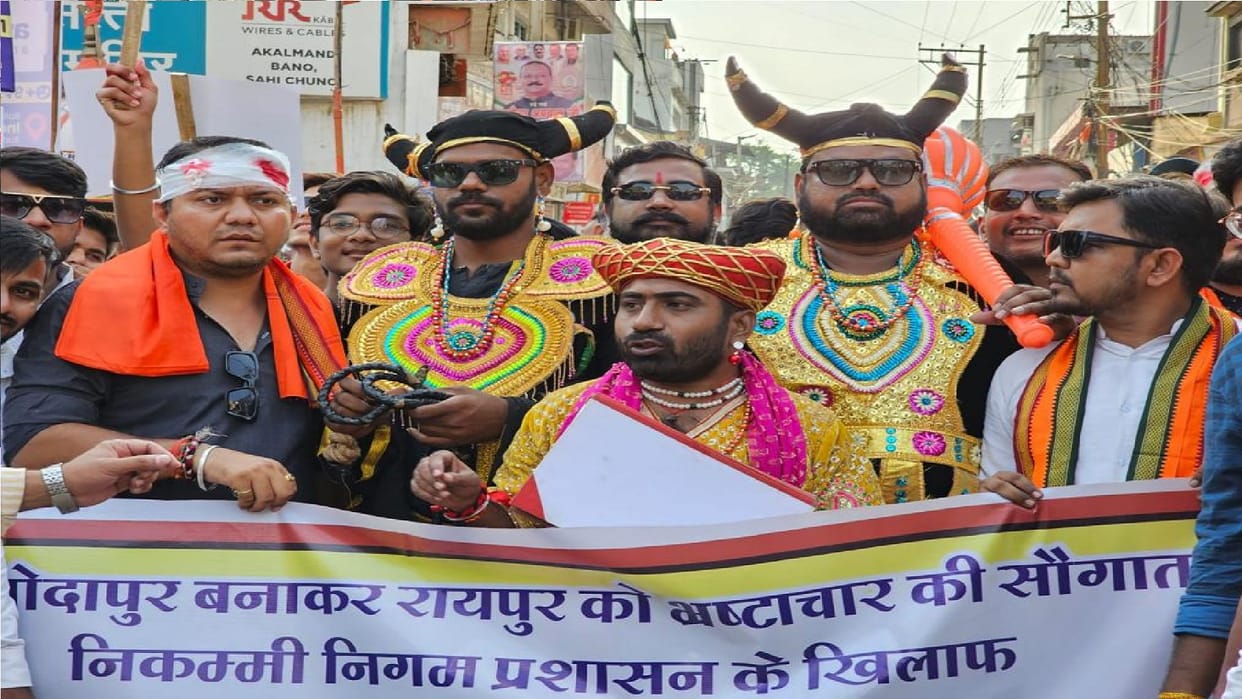 BJYM Unique protest: Said- walk carefully, Yamraj roaming on Raipur streets