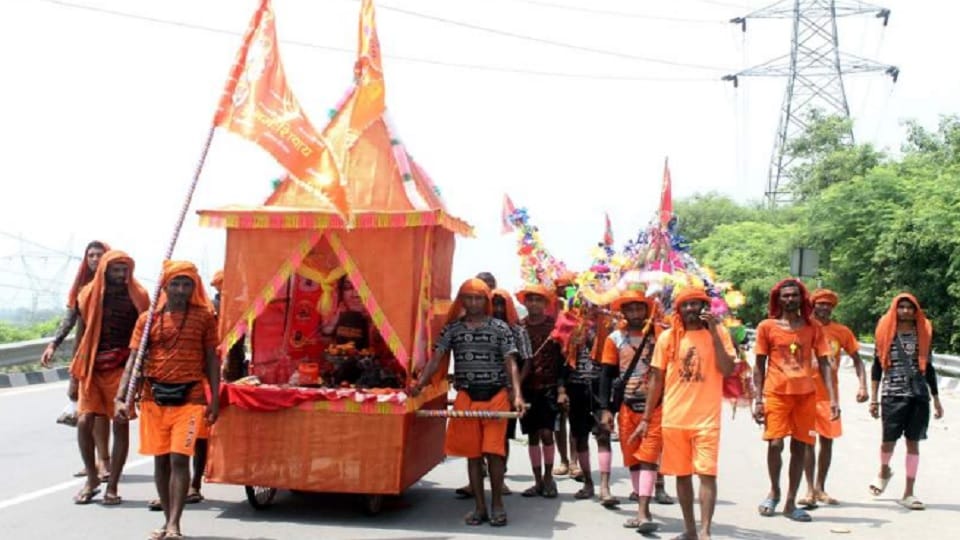Rampur: Bareilly Moradabad highway buzzing with kanwariyas,highway will remain closed Sunday