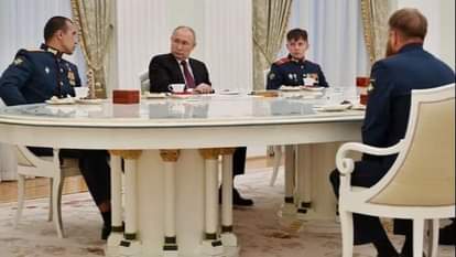 रूसी राष्ट्रपति व्लादिमीर पुतिन ने एलोशा टी-80 टैंक के चालक दल से मुलाकात की।