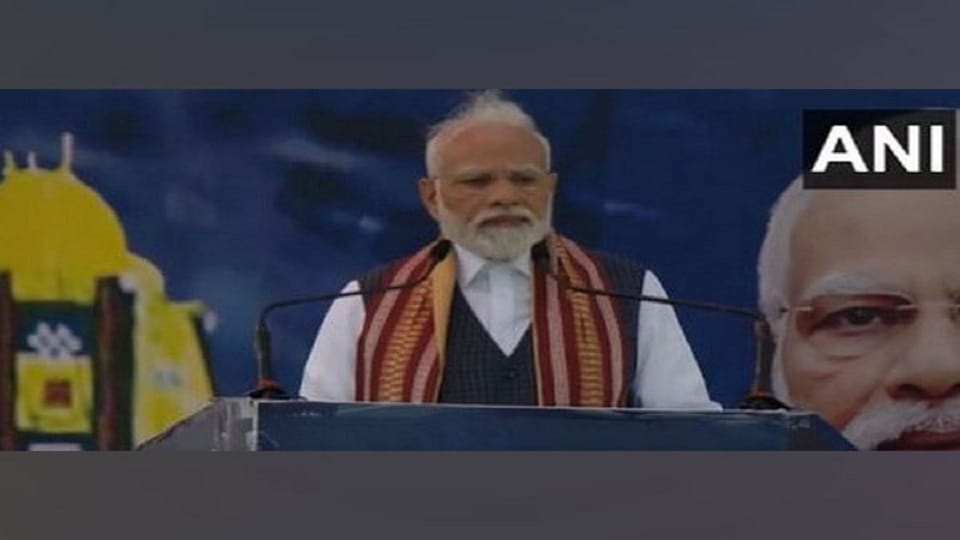 Man faints during PM s address in Delhi Modi sends medical team