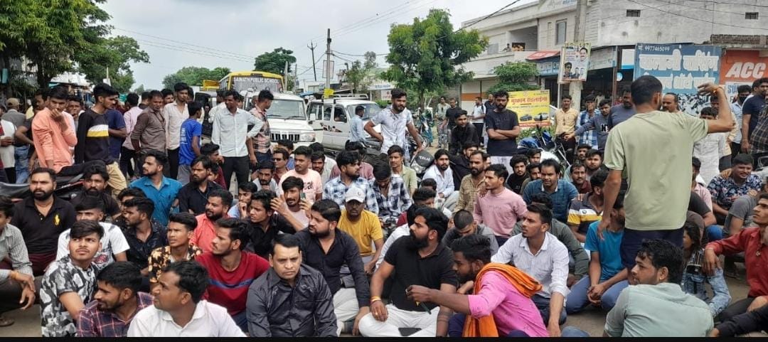 Sehore: A speeding bus ran over a bike rider, angry villagers blocked the road