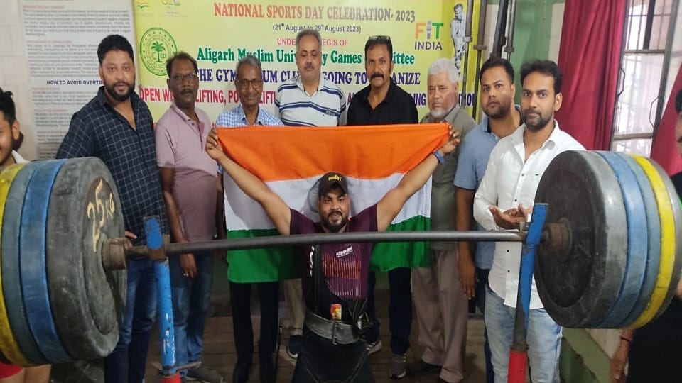 Sanjay of Atrauli won the Strongman Trophy by lifting 580 kg