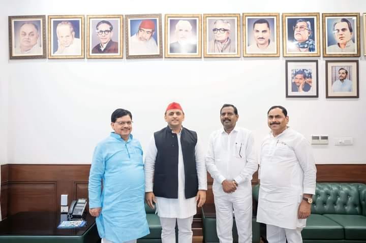 Mirzapur News: Senior BJP leader Rajesh Bharti joined Samajwadi Party, Akhilesh Yadav got membership