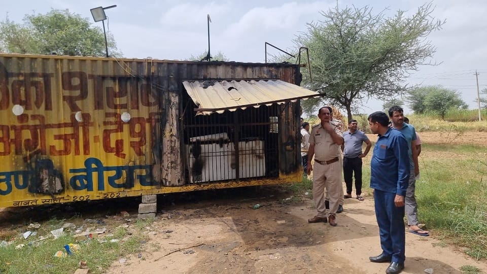 Liquor shop set on fire by sprinkling petrol In Mahendragarh and Liquor and other goods worth 12 lakh burnt