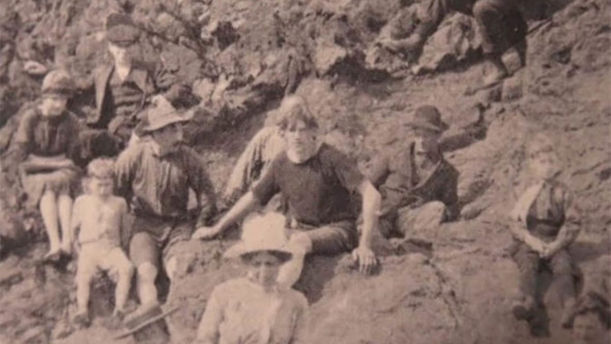 time travel 1917 more than 100 year old picture man from future time travel to the past