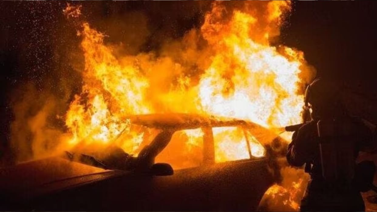 Today news updates in hindi luxury car caught fire in thane maharashtra