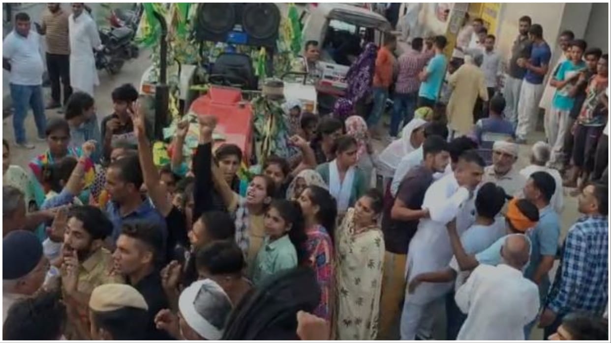 Hisar: Girl students raised slogans against Labor Minister Anoop Dhanak in Kirmara