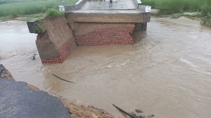 Bihar: बेतिया में नदी के पानी के दबाव से मुख्य पथ का एप्रोच पथ हुआ ध्वस्त; आठ गांवों की 25 हजार आबादी प्रभावित Approach road of main road collapsed due to pressure of river water in Bettiah