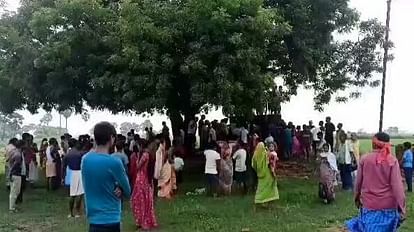 Bihar News : पेड़ की झूलती मिली युवक की लाश, 4 पहले बेटी को शिक्षक ने पीटा था, इसलिए इनलोगों से हुआ था विवाद Bihar News: Murder of a young man in Jehanabad, dead body hanging from a tree, crime news in Hindi