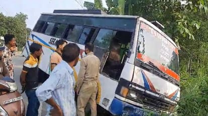 Nainital: गैबुआ में ओवरटेक करने के चक्कर में सड़क से नीचे लटकी 20 यात्रियों से भरी बस, मची-चीख पुकार Nainital Accident News bus full of 20 passengers hangs down from road due to overtaking