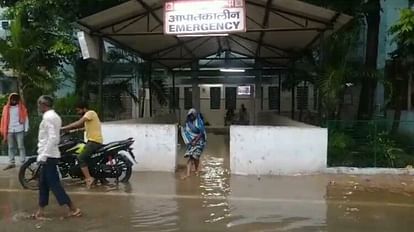 Bihar: सीतामढ़ी में जल निकासी की व्यवस्था चरमराई, रिहायशी इलाकों में घुसा बारिश का पानी; सदर अस्पताल भी जलमग्न Drainage system in Sitamarhi broke down, rain water entered residential areas; Sadar hospital also submerged