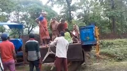 ट्रैक्टर-ट्राली में प्रसूता ने दिया नवजात को जन्म, नहीं पहुंची जजनी एक्सप्रेस, पक्की सड़क का अभाव ट्रैक्टर-ट्राली में प्रसूता ने दिया नवजात को जन्म, नहीं पहुंची जजनी एक्सप्रेस, पक्की सड़क का अभाव