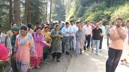 Pratibha Singh: प्रतिभा सिंह बोलीं- एनएचएआई ने 90 डिग्री पर बनाया फोरलेन, पीएम मोदी पर भी साधा निशाना HPCC President and MP Pratibha Singh announced 25 lakh from Sansad Nidhi for Rain hit Nachan Mandi