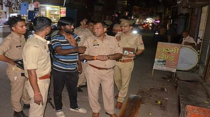 Tea salesman beaten late night in the streets of Madar Gate