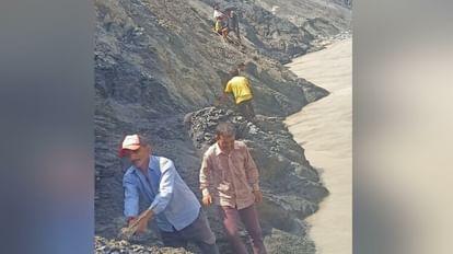 Sirmour News: Road washed away in floods Villagers making Path at their own expense