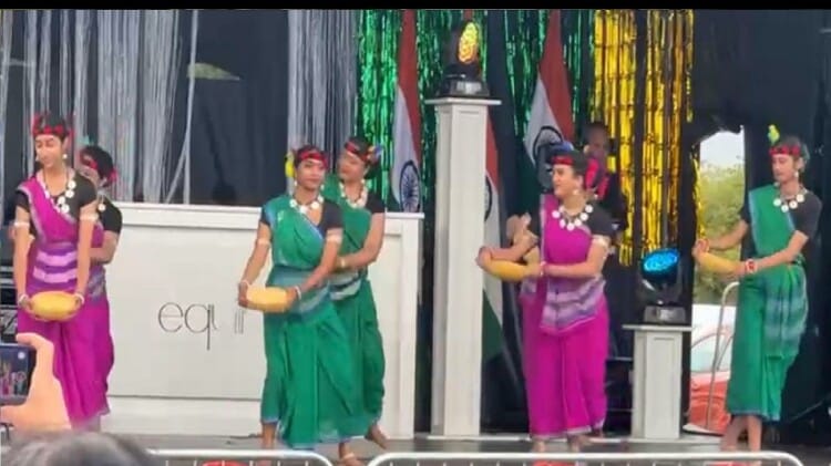 लंदन में छत्तीसगढ़ी संस्कृति की धूम: गले में कटली मोहर, कान में खुटी, हाथ में नागमोरी पहनकर थिरकीं युवतियां