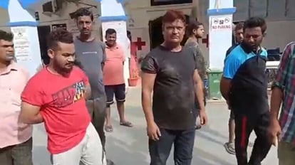 Bihar: In Siwan Seeing police, young man jumped from the roof, relatives protested against death, girlfriend