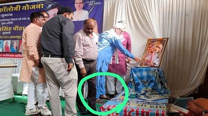 Ujjain: सरस्वती माता की तस्वीर के सामने जूते पहनकर दीप प्रज्जवलन करने से मचा बवाल, जानें पूरा मामला Ujjain councilor created a ruckus by lighting a lamp wearing shoes in front of Saraswati Mata picture